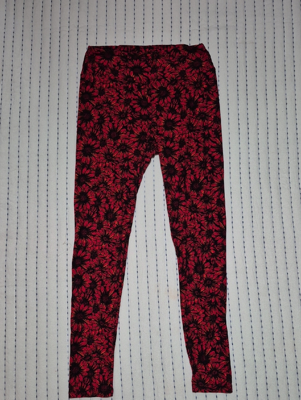 🌼Free w/purchase - Lularoe Black & Red Floral Stretch Leggings
